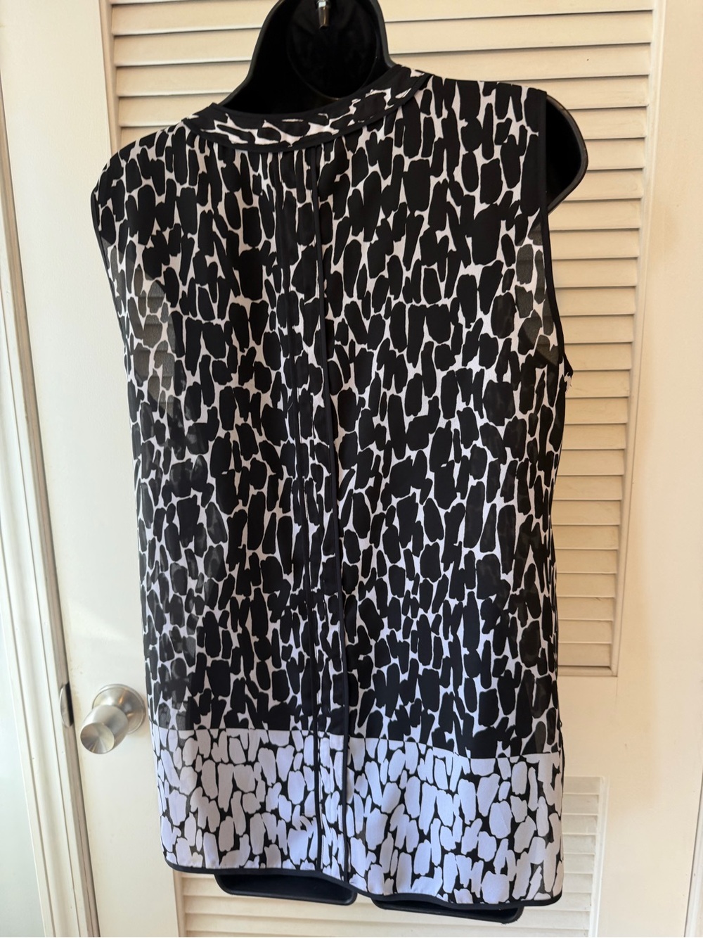 Liz Claiborne Black and White Patterned Sleeveless Camisole - Picture 3 of 6